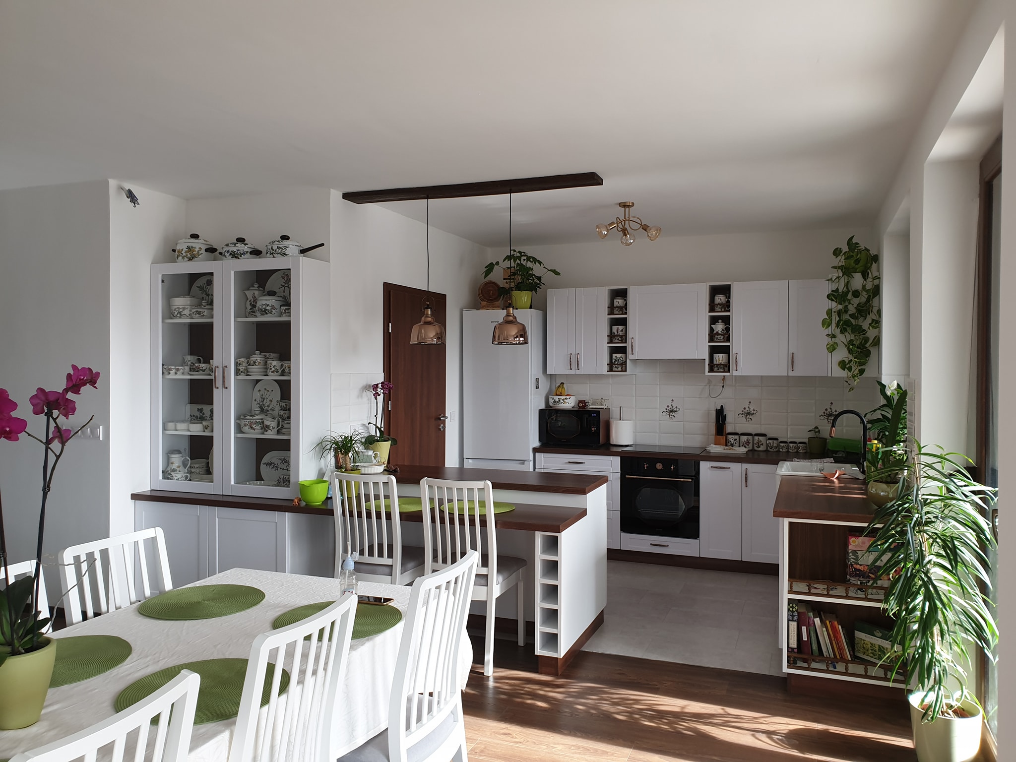 Modern konyhabútor beépített gépekkel