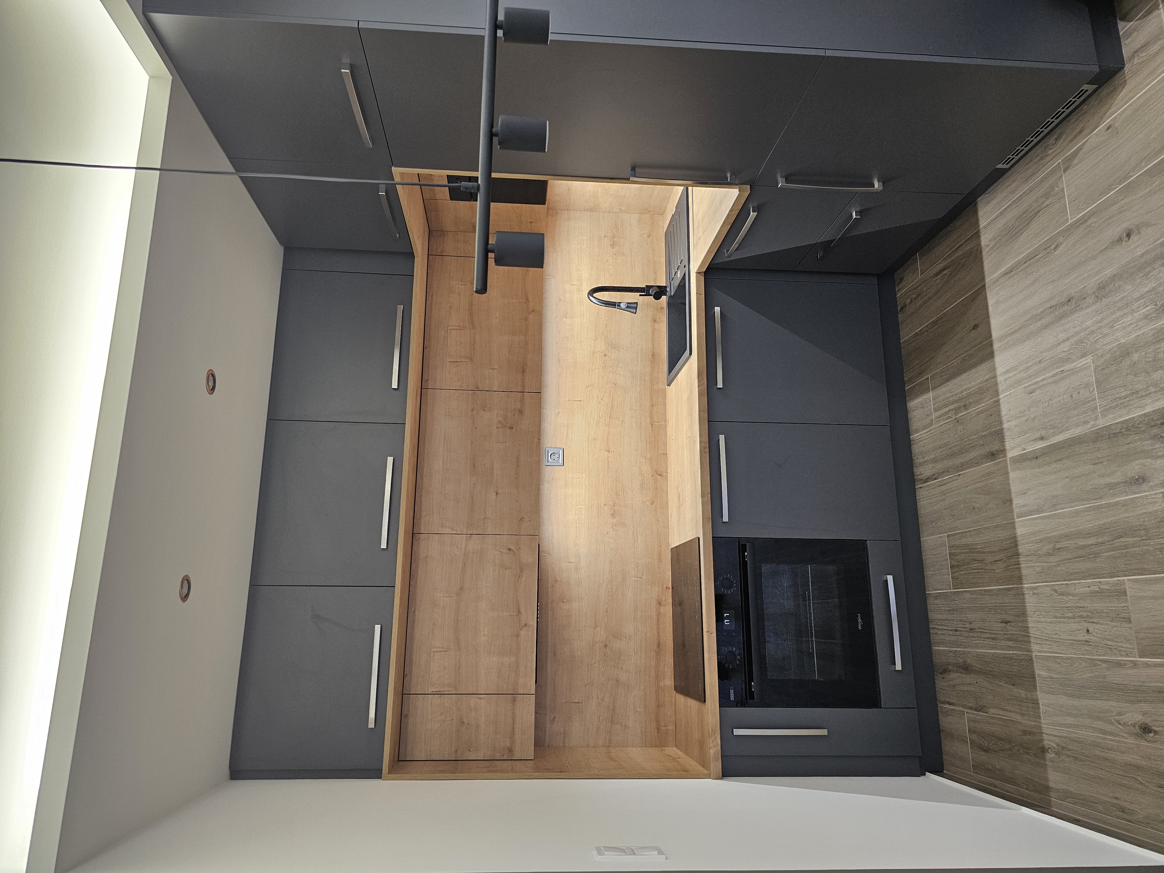 Fényes fehér konyha beépített gépekkel